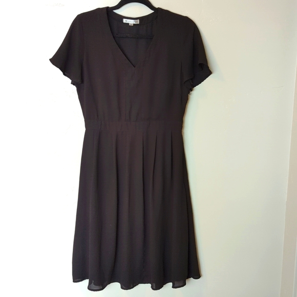 DE Collection Dresses & Skirts - DE Collection Black V‎ Neck Flowy Midi Dress M